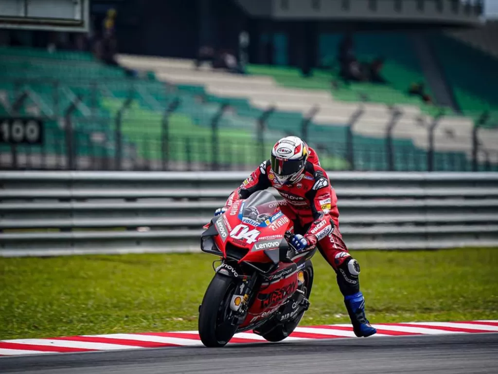Andrea Dovizioso ketika menjajal motor balap milik Ducati. (Instagram/@andreadovizioso)