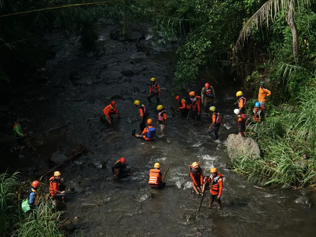 Petugas melakukan penyisiran lanjutan untuk mencari sejumlah anggota pramuka SMP N 1 Turi yang tenggelam di Kali Sempor, Pandowoharjo, Sleman, D.I Yogyakarta, Sabtu (22/2/2020). (ANTARA FOTO/Andreas Fitri Atmoko)