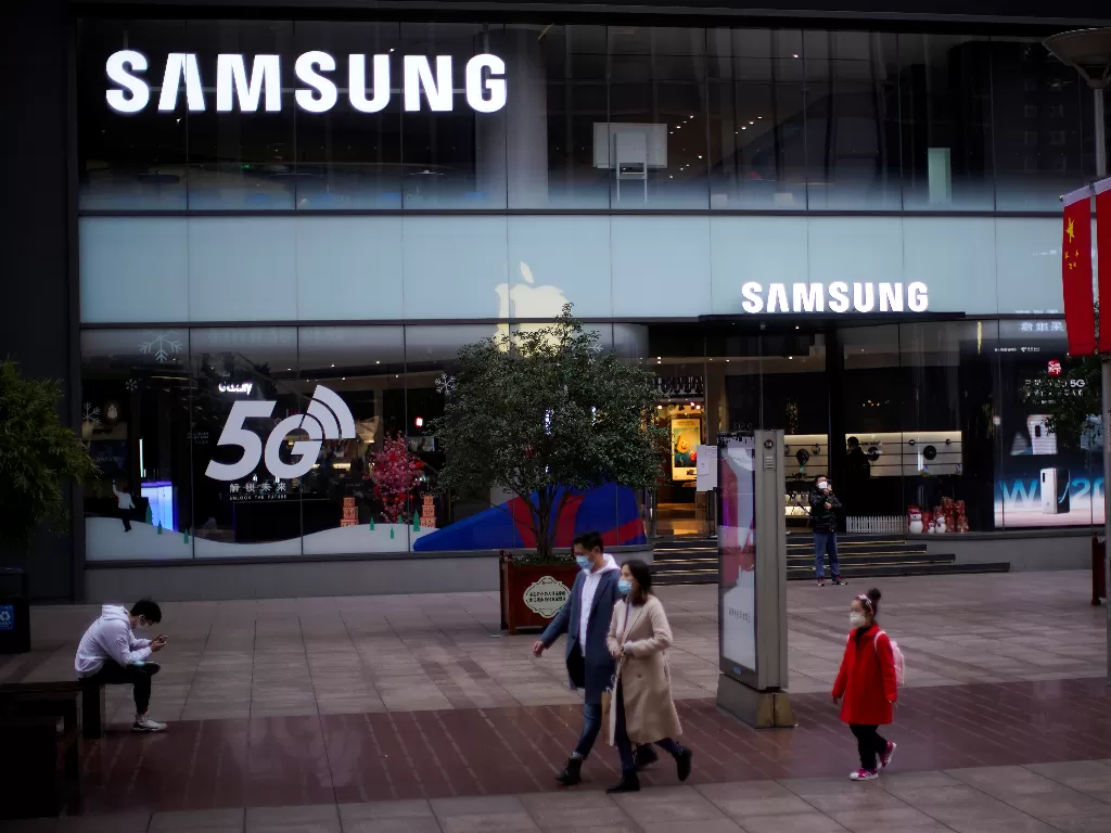 Warga melintas di depan toko Samsung di Shanghai, Tiongkok (REUTERS/Aly Song)
