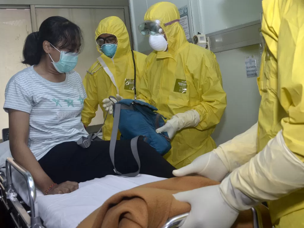 Ilustrasi: Tim medis menangani seorang pasien saat simulasi penanganan pasien virus Corona di Rumah Sakit Umum Pusat Sanglah Bali, (12/2/2020) (ANTARA/Fikri Yusuf)