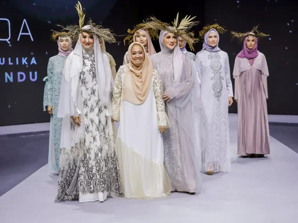 Desainer Lika Soegiman bersama para model yang memakai busana rancangannya di MUFFEST 2020. (MUFFEST 2020)