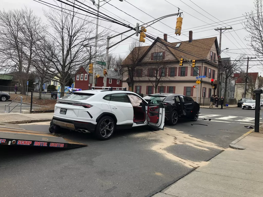 Dua unit mobil Lamborghini Urus  yang dicuri dan berakhir tabrakan. (autoevolution.com)