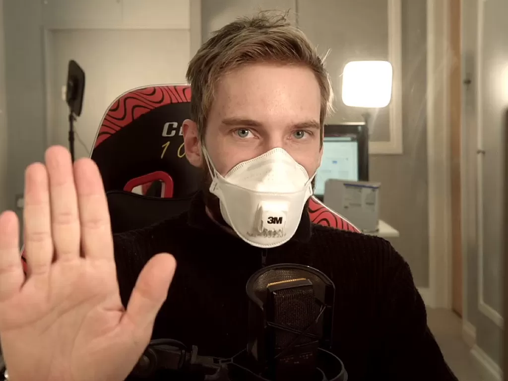 PewDiePie saat sedang menggunakan masker di video terbarunya (photo/YouTube/PewDiePie)
