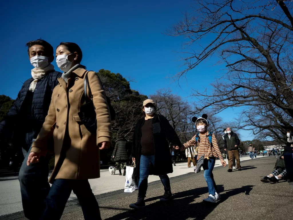 Warga Tokyo pakai masker untuk cegah virus corona (REUTERS/Athit Perawongmetha)