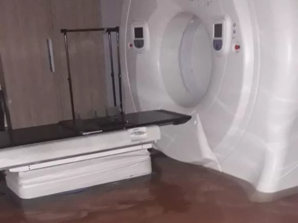 Alat CT Scan yang diduga milik RSCM, terendam banjir. (Twitter/@AgusWibowo)
