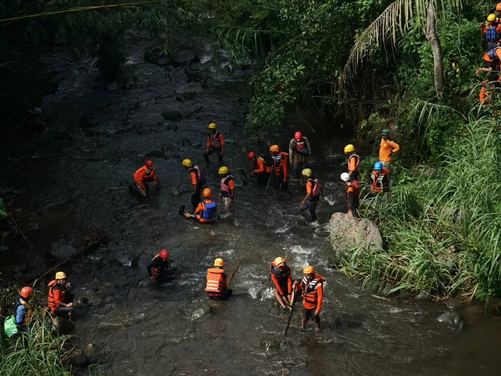 Petugas melakukan penyisiran lanjutan untuk mencari sejumlah anggota pramuka SMP N 1 Turi yang tenggelam di Kali Sempor, Pandowoharjo, Sleman, D.I Yogyakarta, Sabtu (22/2/2020)