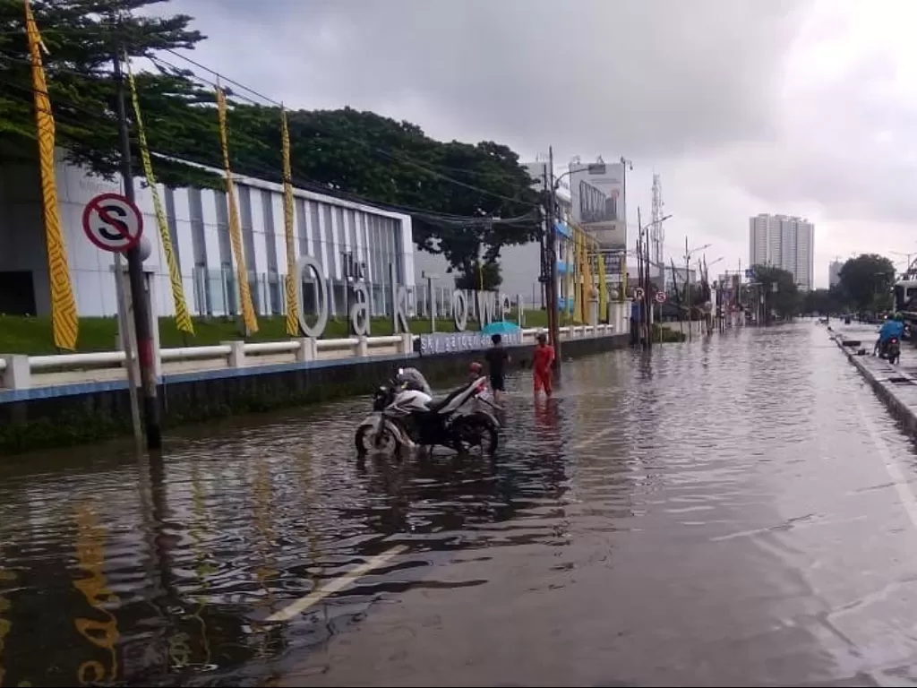 Banjir di depan RS. Omni Jl. Perintis Kemerdekaan, Minggu (23/2/2020). (Instagram/@tmcpoldametro)