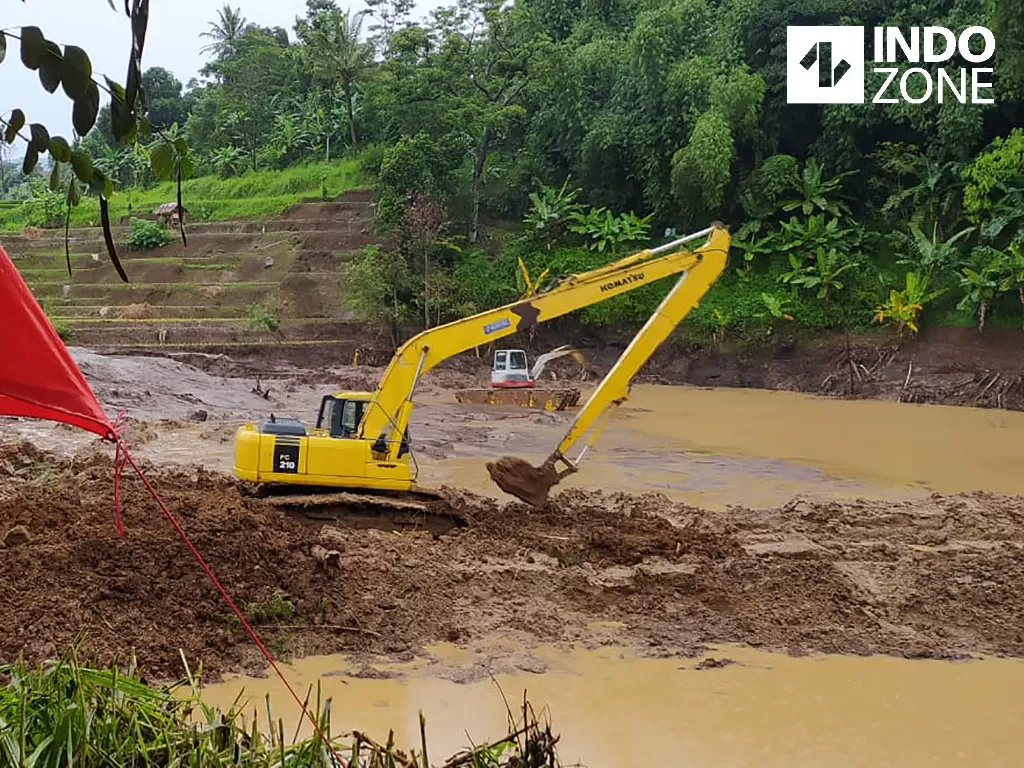 Perbaikan dan penanggulangan tanah longsor Di KM118 + 500 A dan B Tol Cipularang, Kawasan Padalarang, Kabupaten Bandung Barat, Senin (17/2/2020). (INDOZONE/Sigit Nugroho)