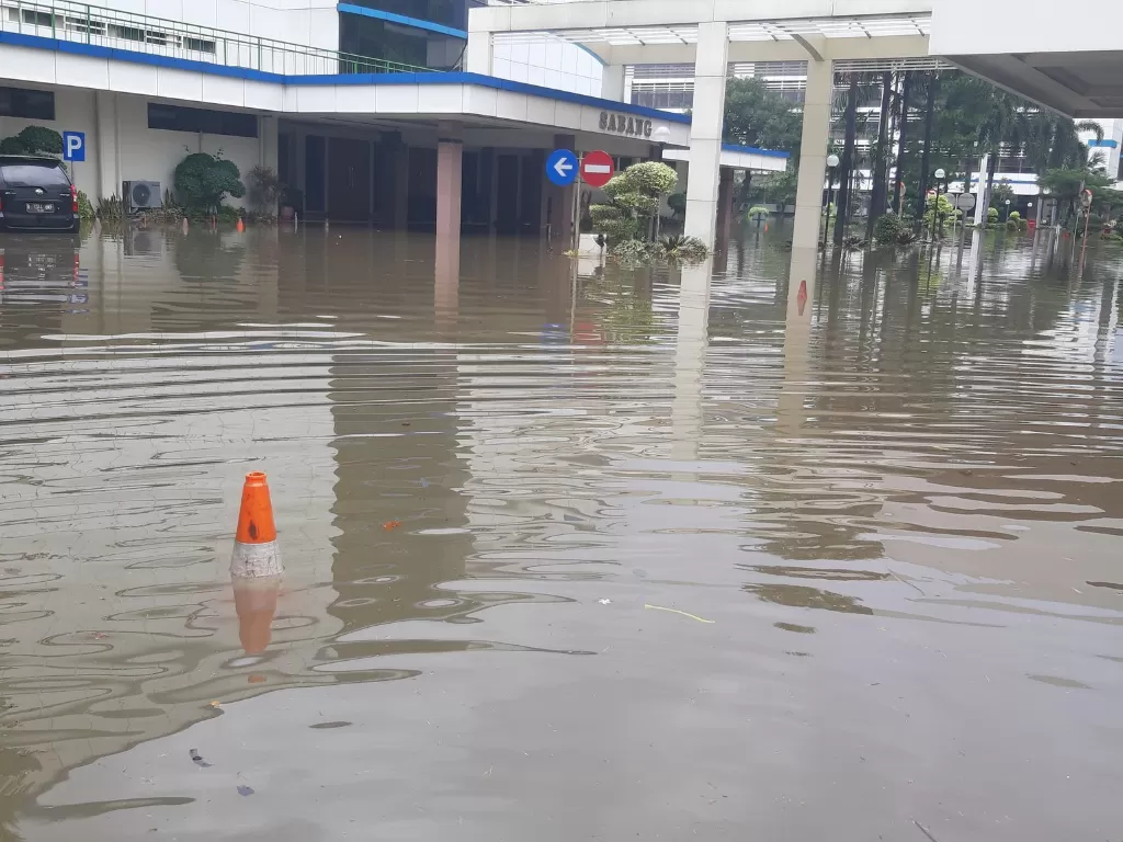 Kondisi Banjir di Kantor Direkrorat Bea dan Cukai RI,  Jalan Ahmad Yani, Jakarta Timur. (Twitter/@IqbalAntem)