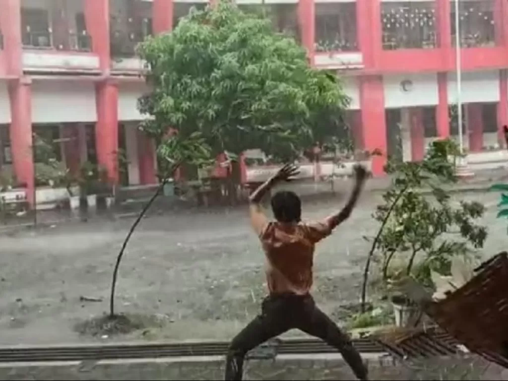 Tangkapan layar gaya 'Avatar' Blitar 'menaklukkan angin'. (Photo/YouTube)