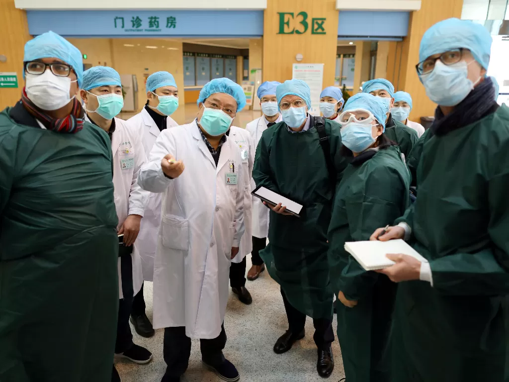Para ahli dari Tiongkok dan WHO mengunjungi rumah sakit penanganan pasien corona di Wuhan (China Daily via REUTERS)