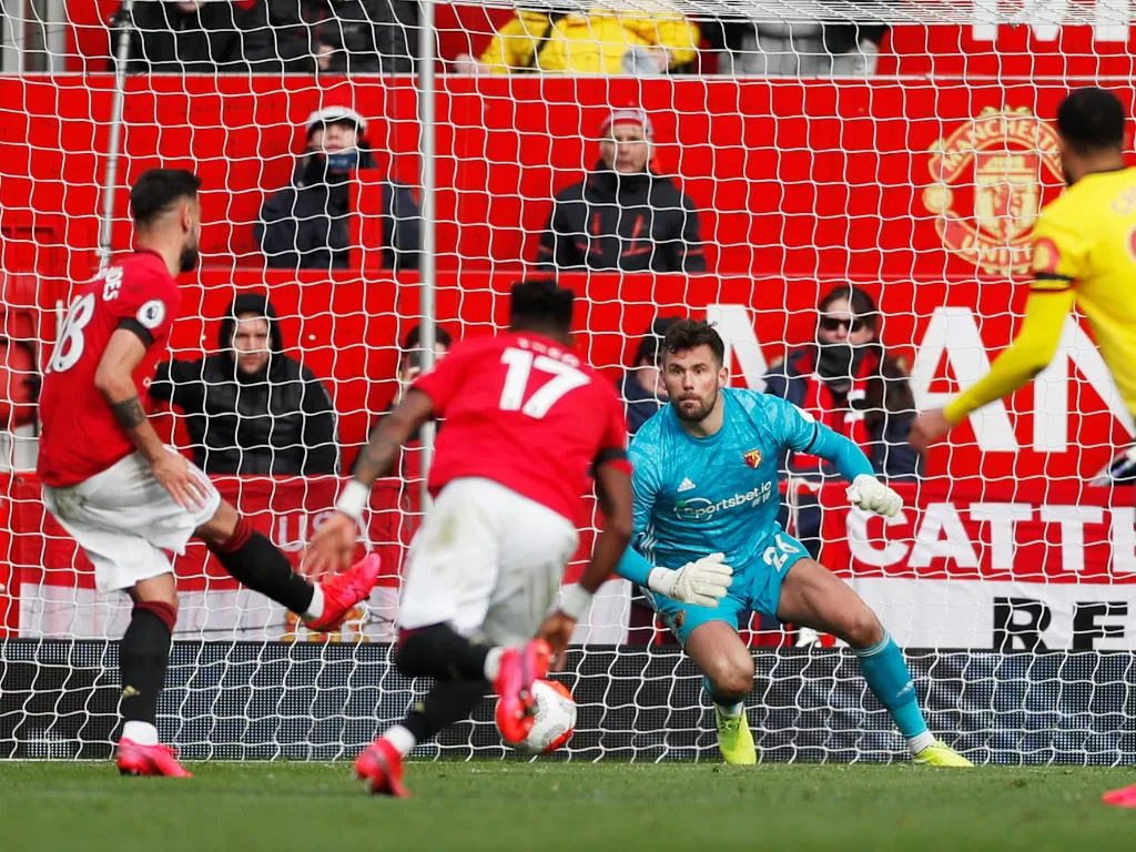 Gelandang Manchester United, Bruno Fernandes saat mengeksekusi penalti. (REUTERS/Lee Smith)