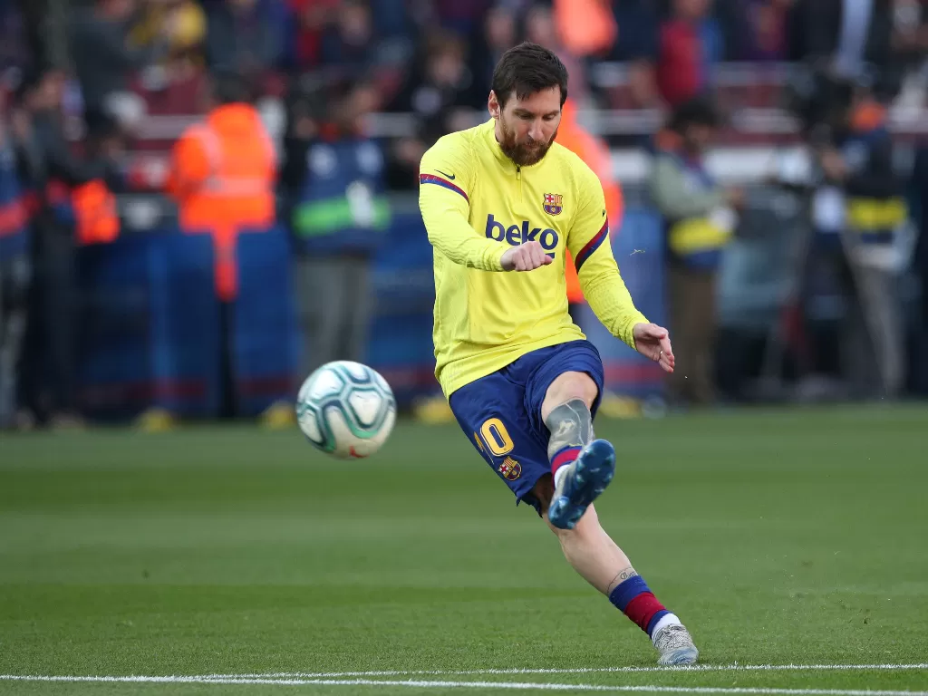 Penyerang Barcelona, Lionel Messi sedang melakukan pemanasan sebelum pertandingan dimulai. (REUTERS/Albert Gea)