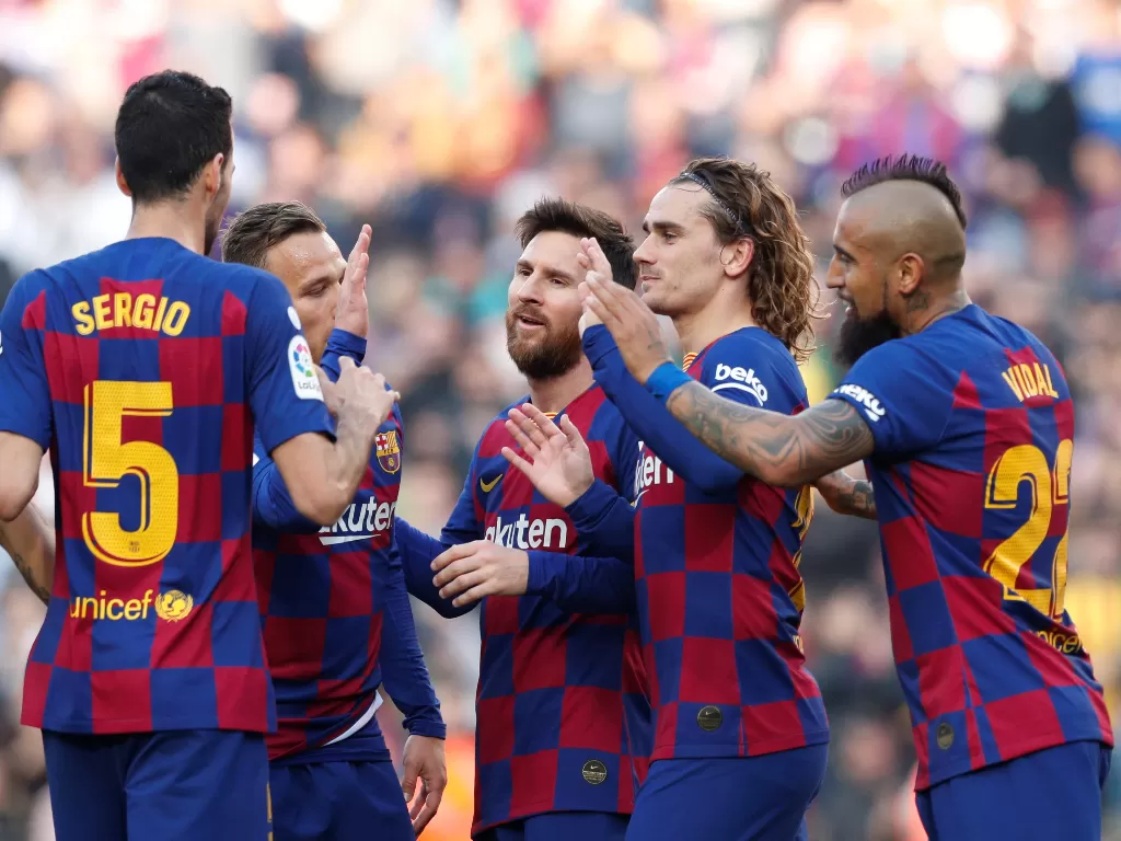 Penyerang Barcelona, Lionel Messi merayakan gol bersama rekan-rekannya. (REUTERS/Albert Gea)