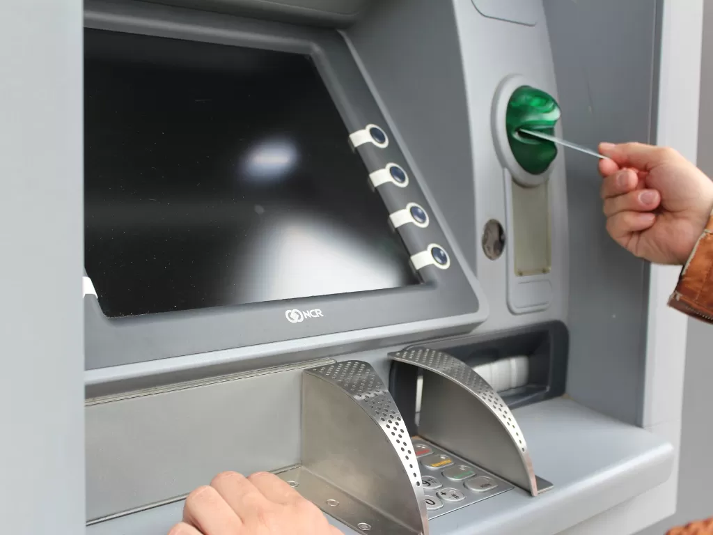 ilustrasi orang memasukkan kartu ke ATM (pixabay/Peggy_Marco)