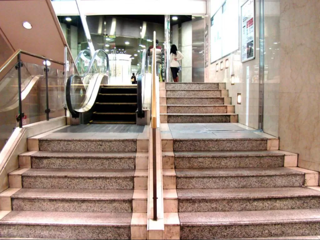 Eskalator di Kawasaki More Department Store, Jepang. (tokyo-esca.com)