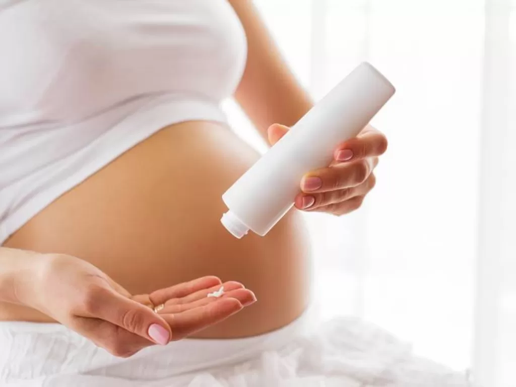 Ilustrasi ibu hamil pakai skincare. (GLOBALNEWS)