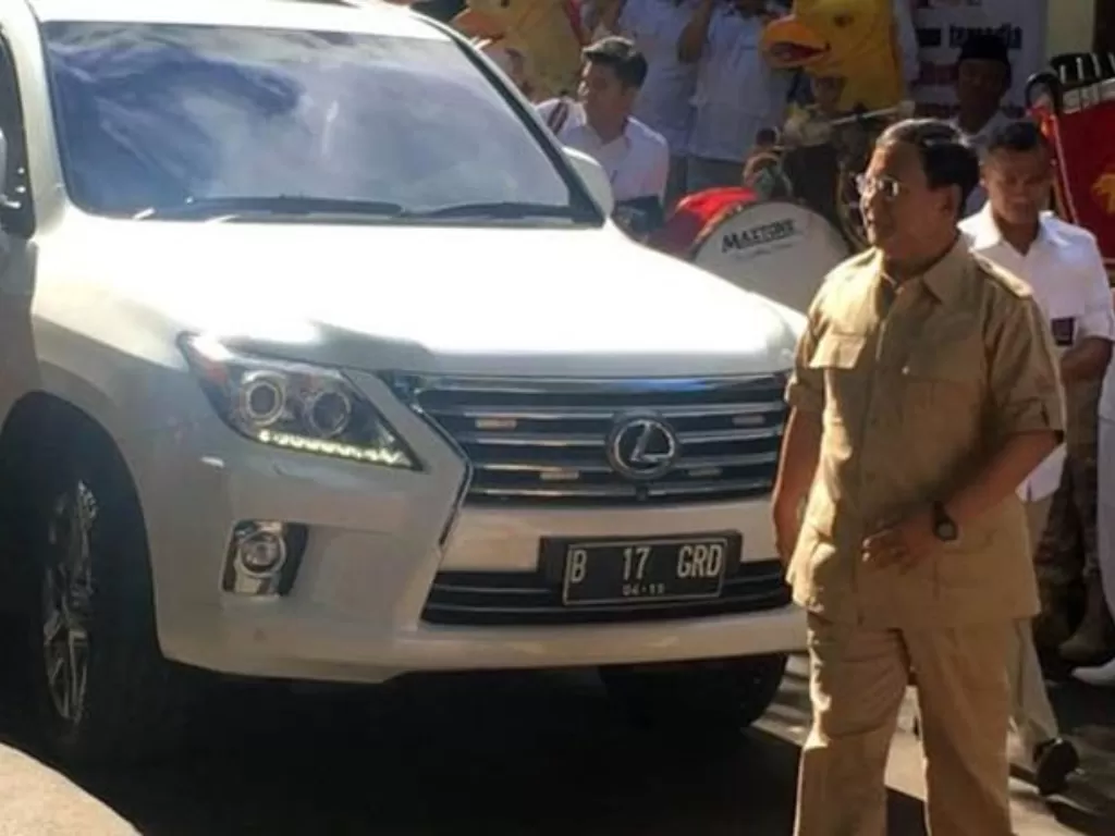Prabowo berjalan di depan mobil Lexus mewah miliknya (Istimewa)