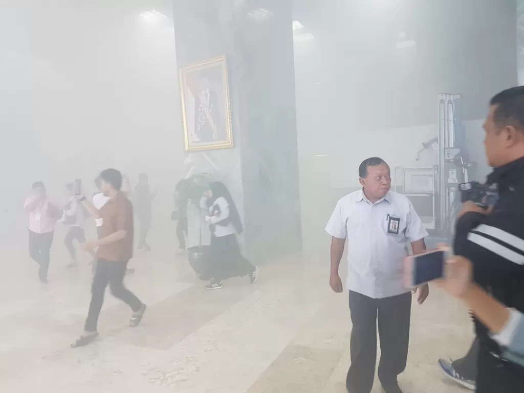 Suasana kepanikan di dalam Gedung DPR Nusantara III. (Istimewa)