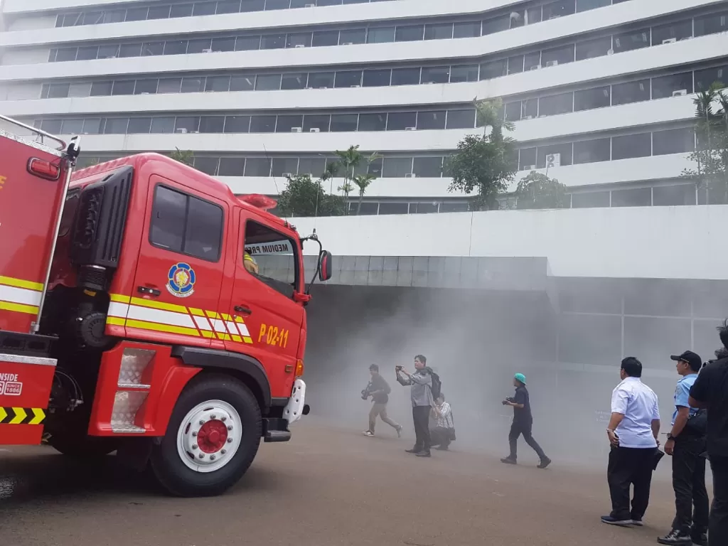 Kepulan asap yang keluar dari dalam Gedung DPR Nusantara III, Senin (24/2/2020). (Istimewa)