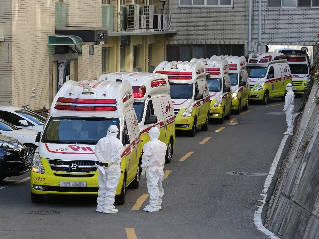 Ambulans yang mengangkut pasien coronavirus yang dikonfirmasi tiba di sebuah rumah sakit di Daegu. (REUTERS)