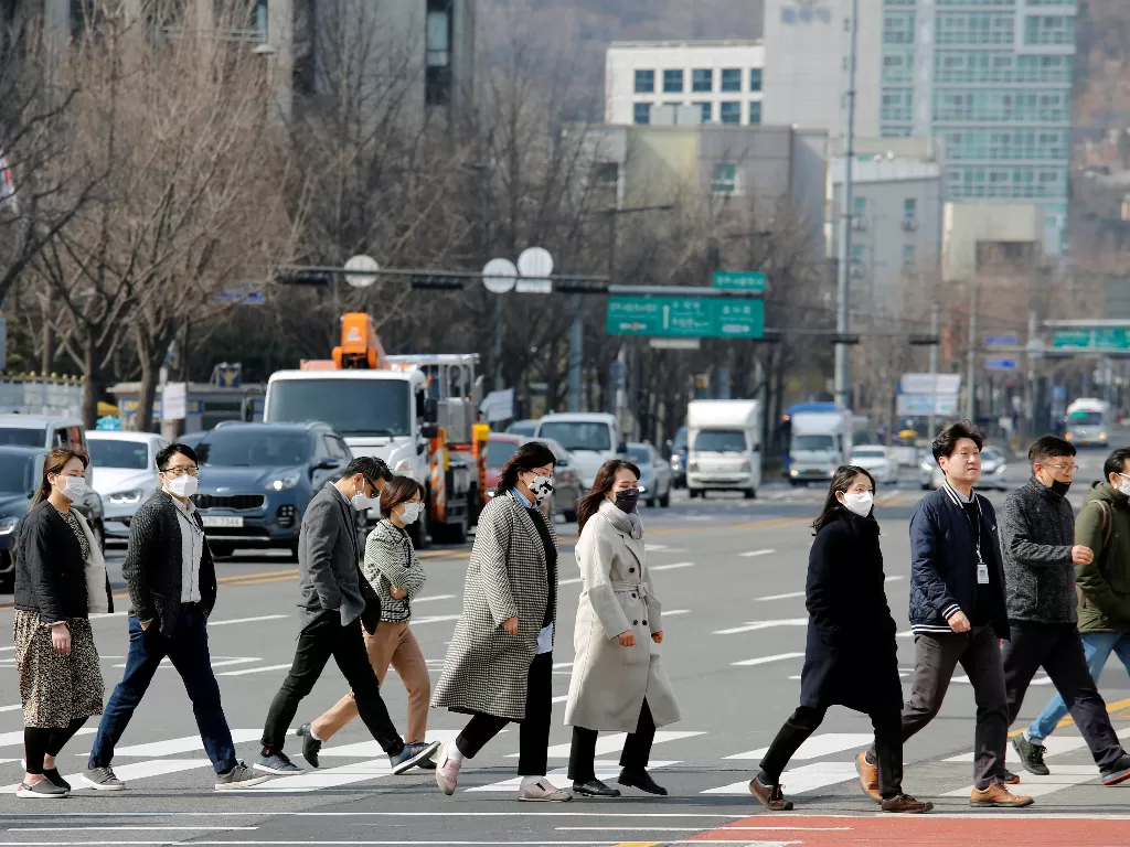 Warga Seoul keluar dengan mengenakan masker (REUTERS/Heo Ran)