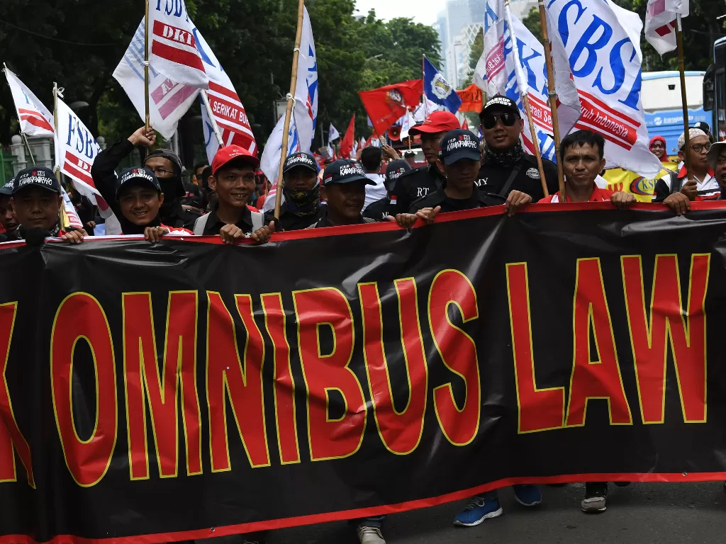 Publik menolak Omnibus Law RUU Cipta Lapangan Kerja karena dinilai tidak berpihak kepada buruh, akan mempermudah PHK, hingga menghilangkan pesangon (ANTARA FOTO/Aditya Pradana Putra).