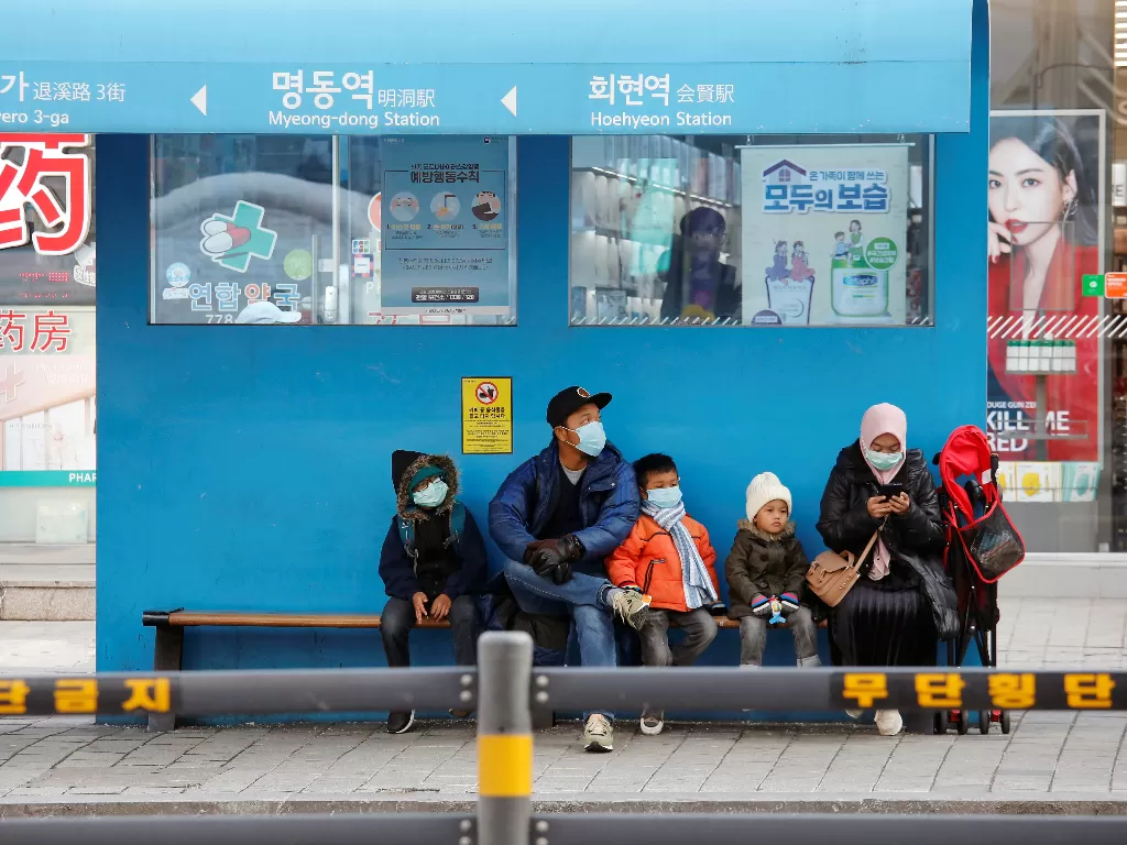 Ilustrasi: Turis yang memakai masker sebagai langkah pencegahan terhadap coronavirus, di Seoul. (REUTERS/Heo Ran)