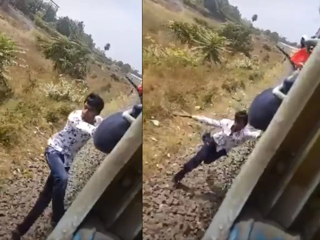 Remaja pria di India bergelantungan di kereta pada saat membuat video TikTok. (Tangkapan layar/Twitter)
