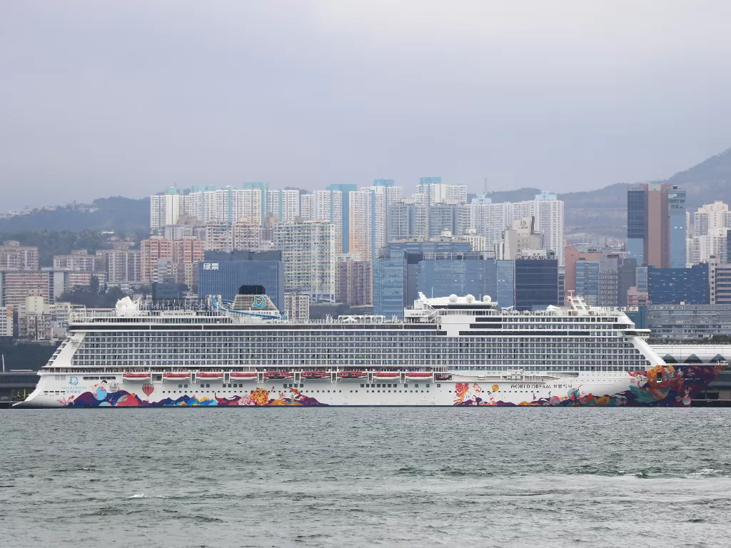 Kapal World Dream, yang telah ditolak masuk di Kaohsiung Taiwan di tengah kekhawatiran infeksi virus corona. (photo/Reuters/Jessie Pang)