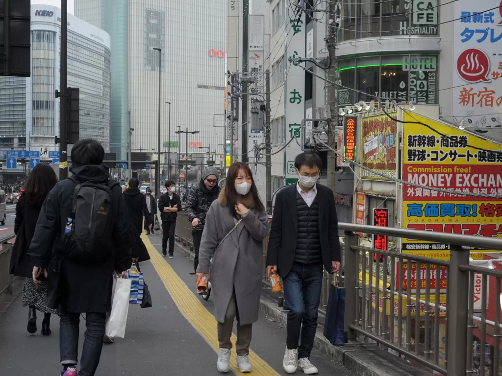 Warga beraktivitas memakai masker untuk menghindar dari paparan virus corona di Shinjuku, Tokyo, Jepang, Sabtu (15/2/2020). (ANTARA FOTO/Rafiuddin Abdul Rahman)