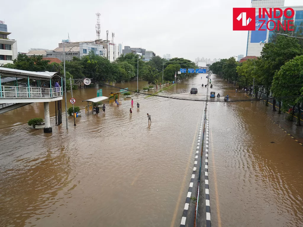 Suasana banjir yang menggenangi Jalan Dr Sutomo, Jakarta Pusat, Selasa (25/2/2020). (INDOZONE/Arya Manggala)