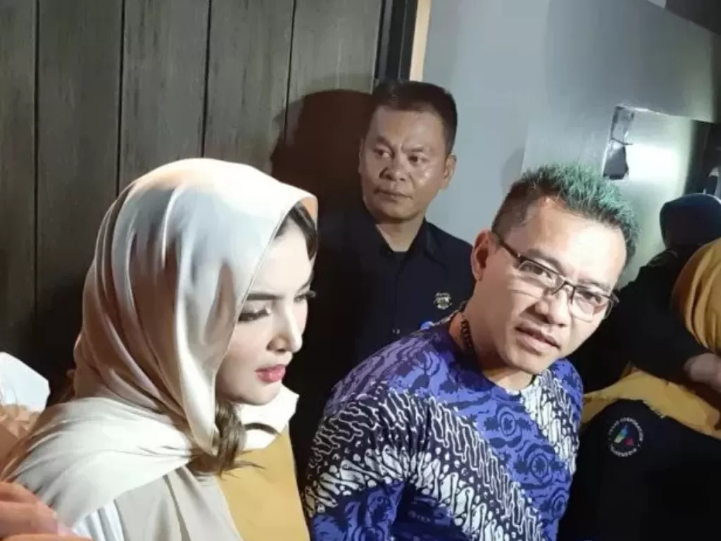 Anang Hermansyah dan Ashanty saat ditemui di rumah duka Ashraf Sinclair yang berada di Pejaten, Jakarta, Senin (24/2/2020). (photo/ANTARA/Yogi Rachman)