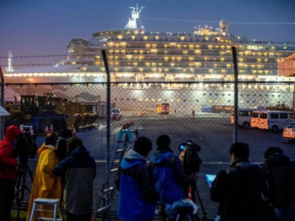 Kapal pesiar Diamond Princess yang dikarantina di Yokohama, Jepang (REUTERS/Athit Perawongmetha).