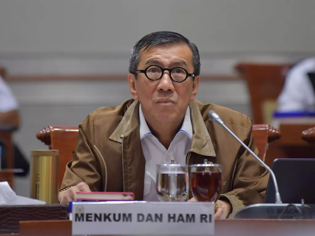 Menteri Hukum dan HAM Yasonna Laoly mengikuti rapat kerja dengan Komisi III DPR di Kompleks Parlemen, Senayan, Jakarta, Senin (24/2/2020). (ANTARA FOTO/M Risyal Hidayat)