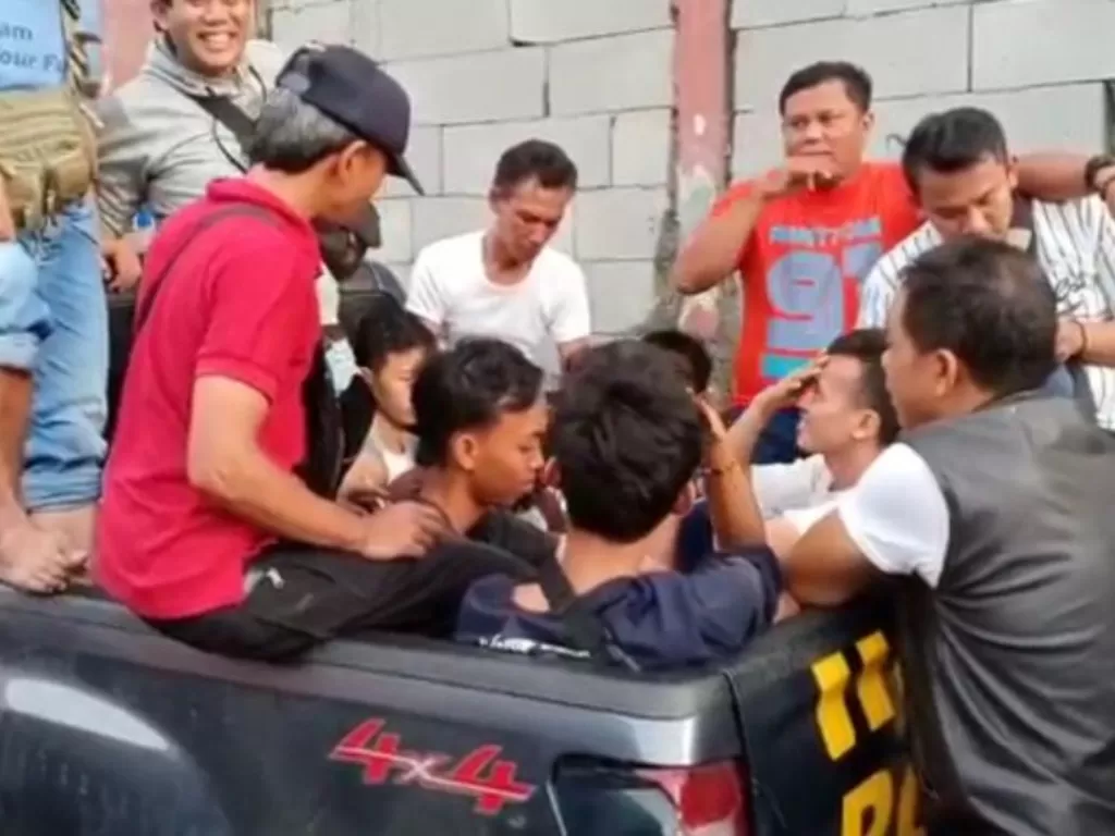 Polisi mengangkut delapan remaja diduga sebagai dalang usai kericuhan di Mall AEON, Cakung, Jakarta Timur, Selasa (25/2/2020). (photo/dok.Reskrim Polrestro Jaktim)