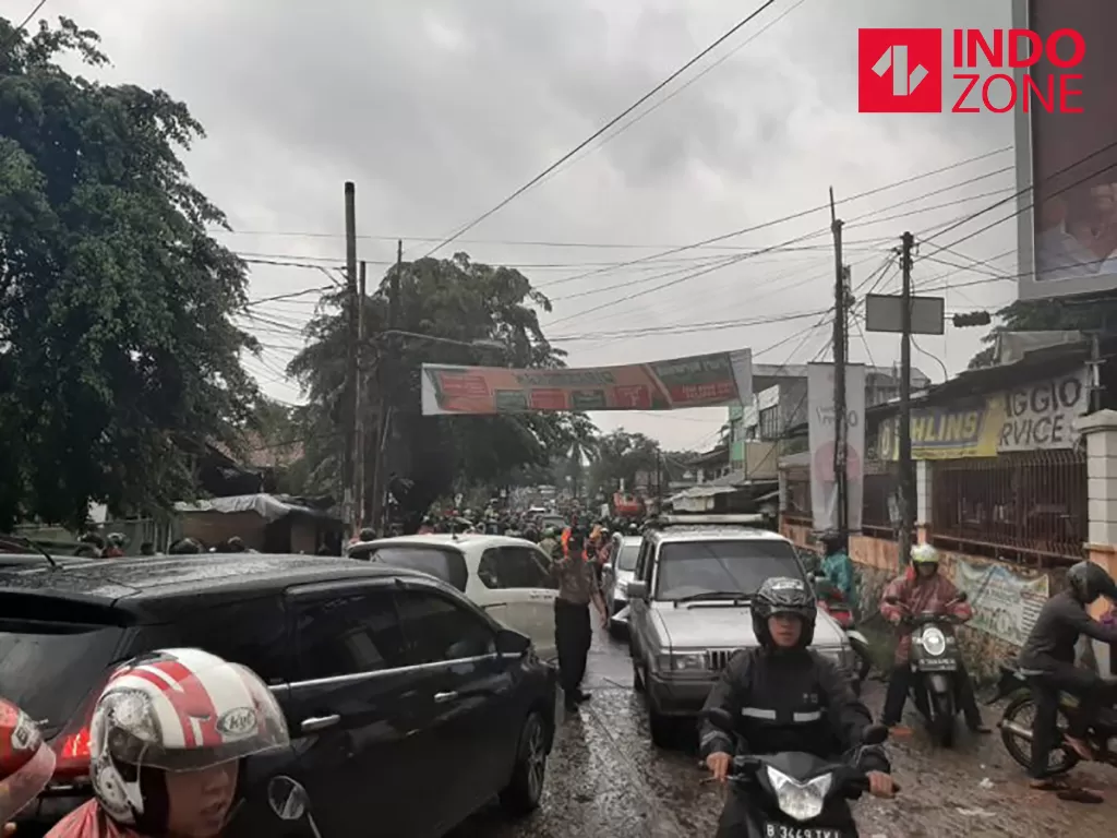 Kemacetan yang terjadi di Jalan Raya Pondok Gede arah Lubang Buaya akibat banjir di Simpang Molek, Jakarta Timur, Selasa (25/2/2020). (INDOZONE/Maria Adeline Tiara Putri)