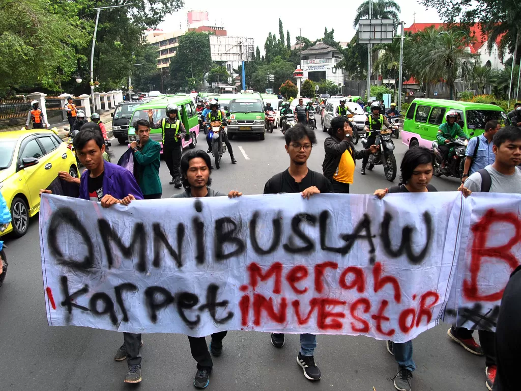 Aliansi BEM se-Bogor melakukan aksi long march dalam aksi menolak RUU Omnibus Law di Jalan Raya Djuanda, Kota Bogor, Jawa Barat, Jumat (7/2/2020). (ANTARA FOTO/Arif Firmansyah)