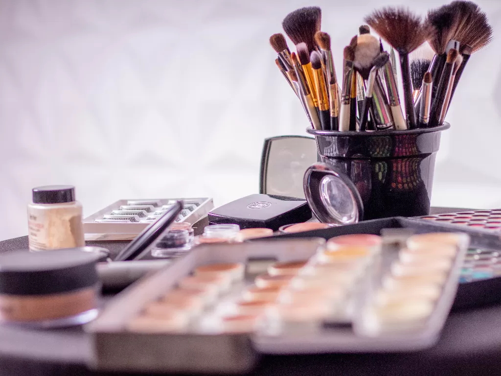Ilustrasi produk makeup (Pexels/Anderson Guerra)