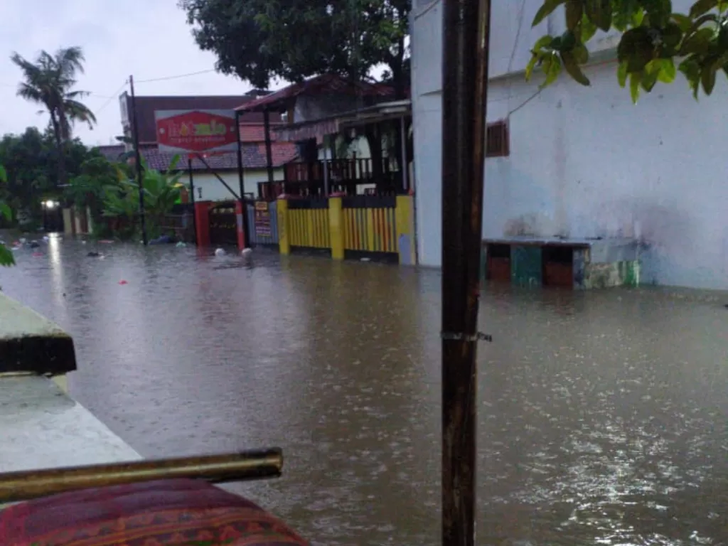 Banjir di Perumnas 3 Bekasi Timur. (INDOZONE/Syarifah Noer Aulia)