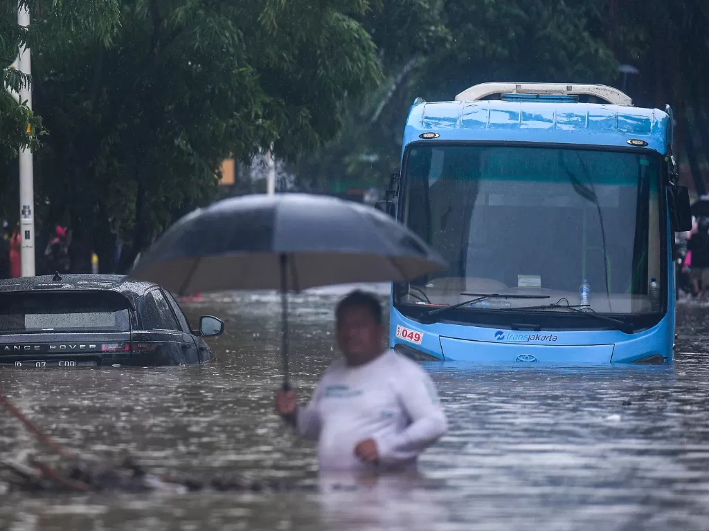 Ilustrasi armada Transjakarta terendam banjir. (ANTARA FOTO/Sigid Kurniawan)