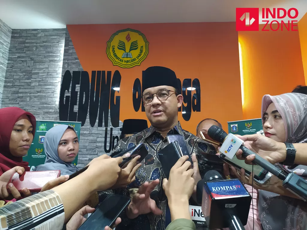 Gubernur DKI Jakarta, Anies Baswedan memberikan keterangan kepada awak media di GOR UNJ, Jakarta Timur, Kamis (20/2/2020). (INDOZONE/Murti Ali Lingga)