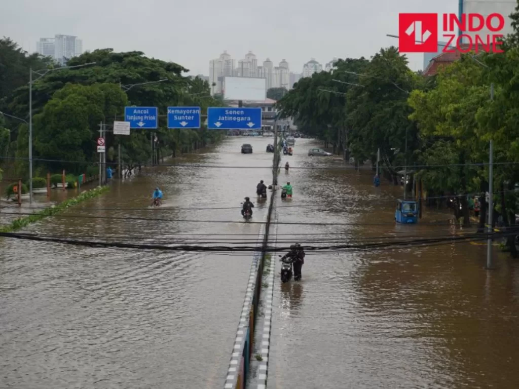Suasana banjir yang menggenangi Jalan Dr Sutomo, Jakarta Pusat, Selasa (25/2/2020). (INDOZONE/Arya Manggala)
