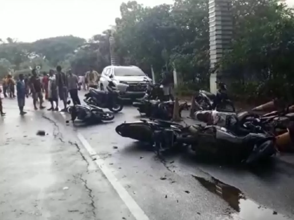 Motor yang dirusak oleh massa di kawasan Jakarta Garden City. (Istimewa)