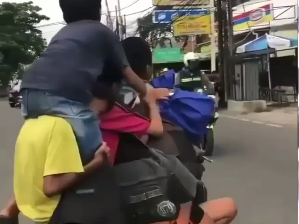 Tampilan 6 bocah yang naik motor tanpa alat keselamatan berupa helm dan jaket. (SS/Instagram/@agoez_bandz4)