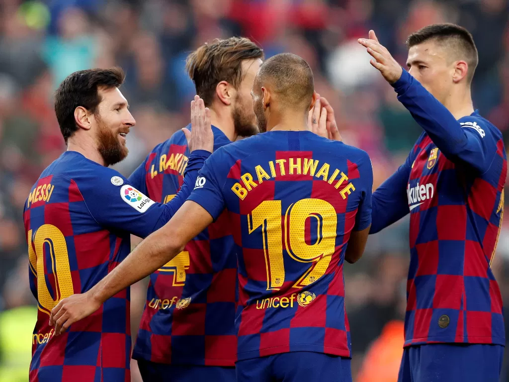 Para pemain Barcelona sedang merayakan gol. (REUTERS/Albert Gea)
