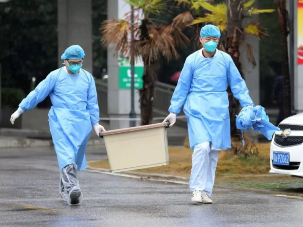Petugas kesehatan di Wuhan Jinyintan Hospital yang merawat pasien virus korona. (REUTERS)