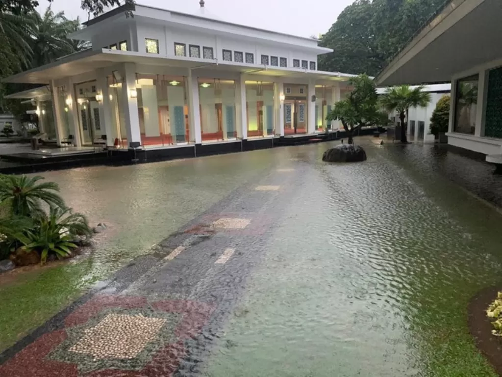 Masjid Baiturrahim Istana Kepresidenan tergenang air, Selasa (25/2/2020). (Istimewa)