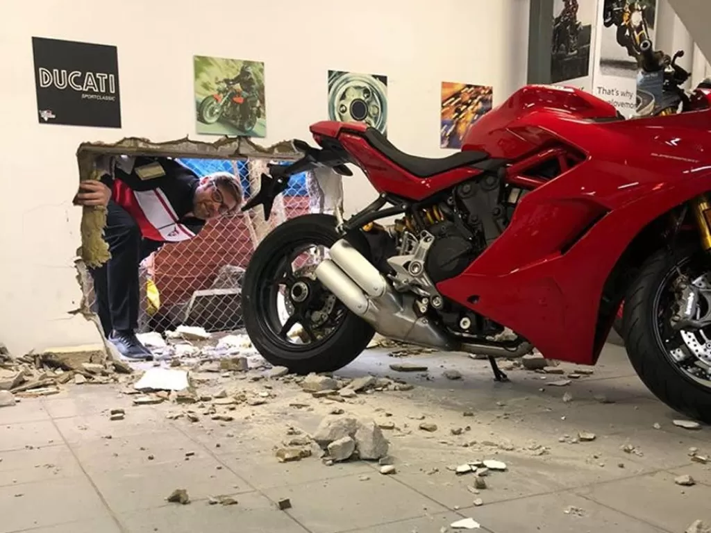 Lobang yang dijebol oleh komplotan pencuri untuk mencuri Ducati Paingale V4R. (thedrive.com)
