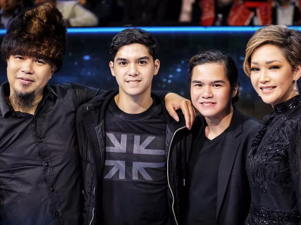 Kurang El, Keluarga Ahmad Dhani dan mantan istrinya Maia Estianty, beserta Al dan Dul di grand final Indonesian Idol 2020  (Instagram/@alghazali7)